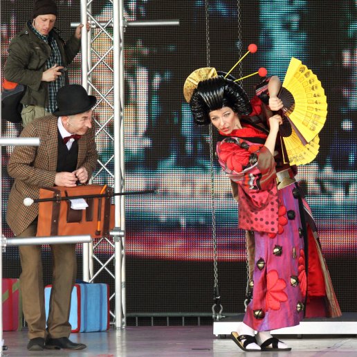 Agnieszka w kostiumie Japonki – peruka z czarnymi, ułożonymi włosami i pałeczkami w koku, kimono i wachlarze.